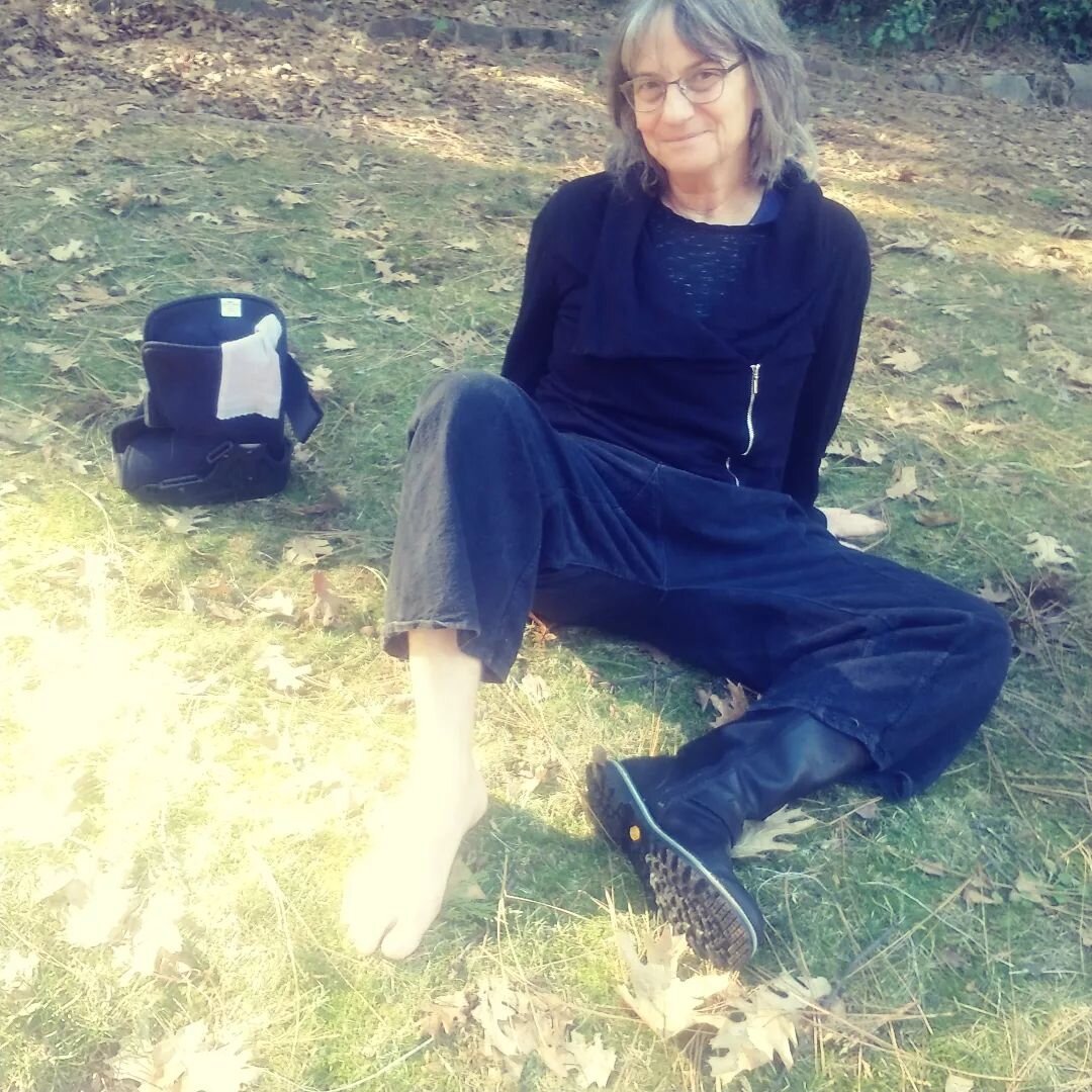 Can't walk barefoot like I want to right now in this balmy Cali January.
Can nurture my foot and its 7000 nerve endings with #vitamintexture and a mini-vacation from the boot!
Oh, that feels so good. 
Bonus: Right after this photo I saw a Downey w